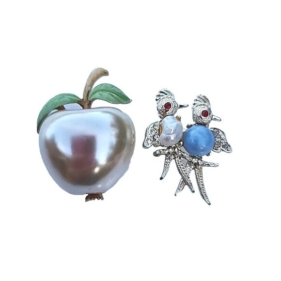 VTG Simulated Pearl Parrot Birds W/Red Eyes & Signed JJ Apple Brooch Set Of 2 - Picture 2 of 10